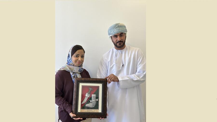 والي صلالة يُكرم موريا نظير التزامها بإيجاد تأثير إيجابي في المجتمع المحل