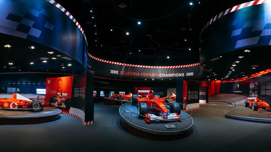 معرض "أبطال سكودريا فيراري" في عالم فيراري أبوظبي يُسلط الضوء على لحظات تاريخية في مسيرة أبطال سكودريا فيراري في سباقات الفورمولا واحد