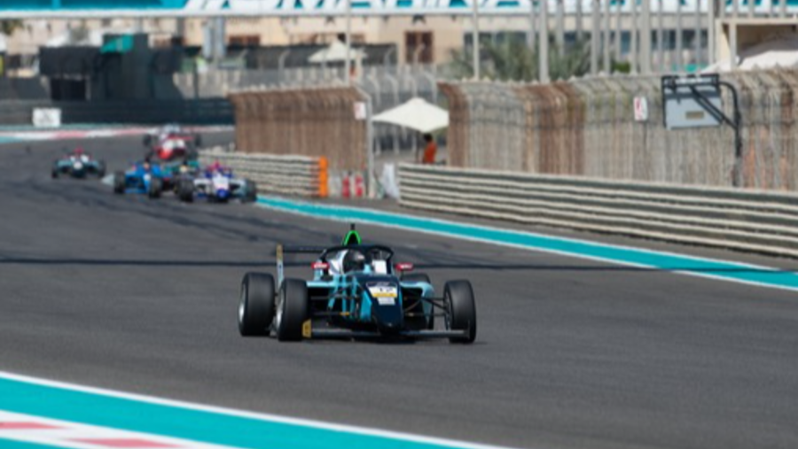 فريق أكاديمية ياس هيت للسباقات يختتم موسمه الأول بصعود منصة التتويج في حلبة مرسى ياس