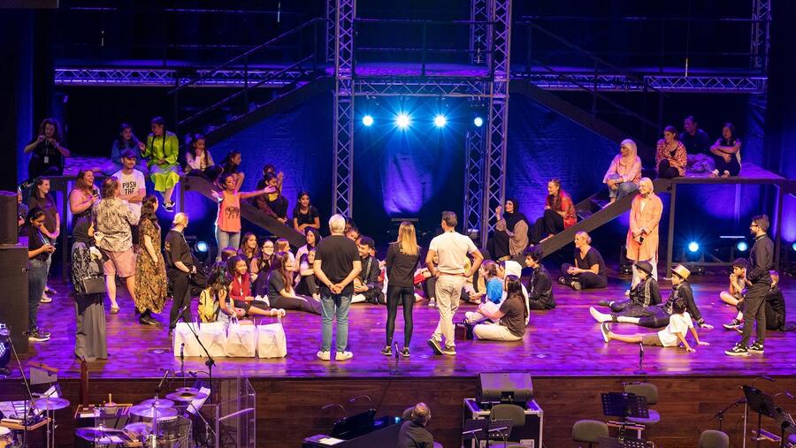 طلاب مؤسسة قطر يستعدون للتألق مجددًا على المسرح مع عودة "شو تايم!"