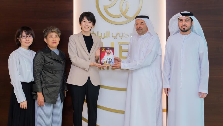 أسطورة السباحة ري كانيتو تجهز سباحي اليابان في مجمع حمدان بدبي