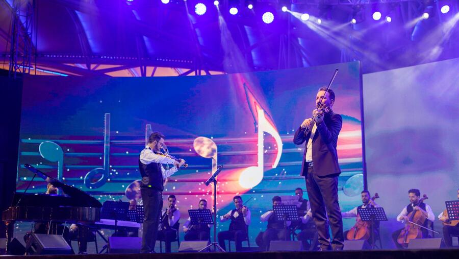 الأوركسترا العربية على المسرح الرئيسي في القرية العالمية خلال شهر رمضان