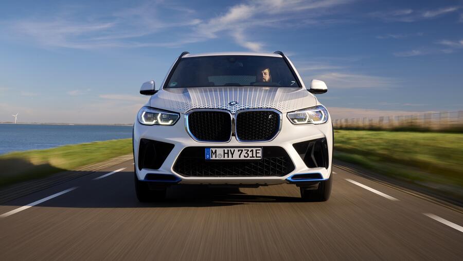 أسطول سيارات BMW iX5 Hydrogen التجريبي يصل إلى الشرق الأوسط