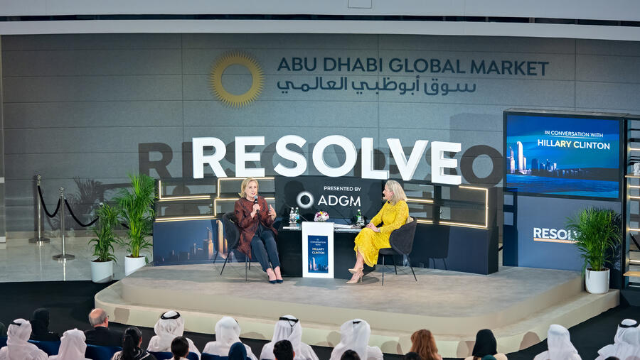 وزيرة الخارجية الأمريكية السابقة هيلاري كلينتون تثني على نمو "اقتصاد الصقر" لإمارة أبوظبي