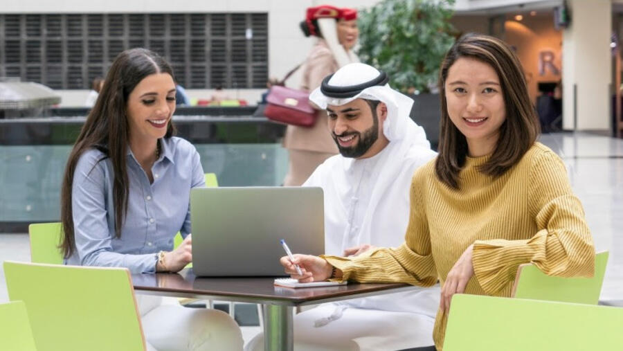 مجموعة الإمارات تتبنى التوازن والعدالة في اليوم العالمي للمرأة