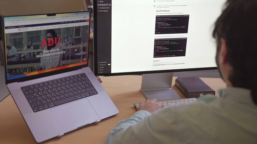 جامعة أبوظبي تطلق مبادئ توجيهية لاستخدام تطبيق «شات جي بي تي» في التعليم  
