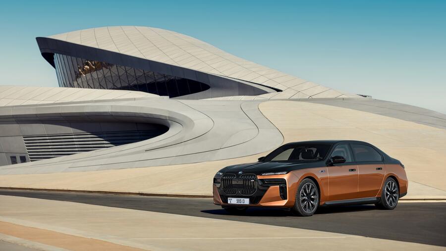 سيارة BMW i7 M70 xDrive الجديدة