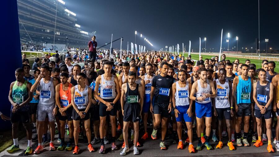 أكثر من 3000 عداء يزينون مضمار ميدان بأجمل صور التنافس في سباق الجري بدورة ند الشبا الرياضية