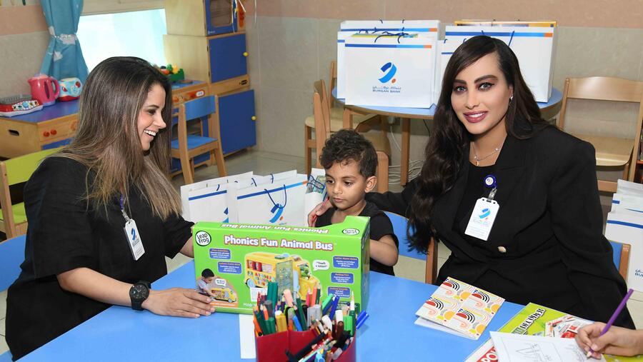 بنك برقان يوزّع الألعاب على الأطفال في المستشفيات خلال الشهر الفضيل