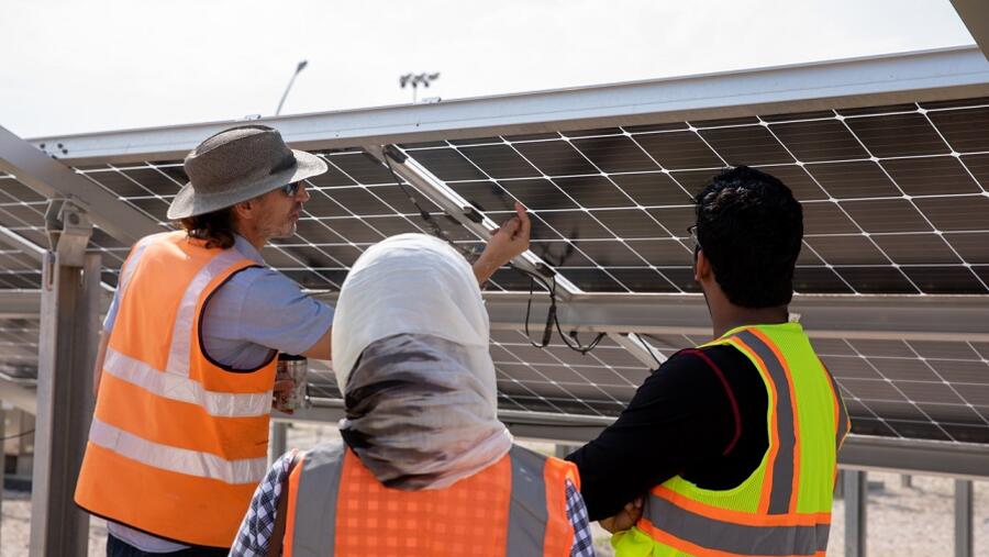 طلاب من جامعة كارنيجي ميلون في قطر يستعينون بالذكاء الاصطناعي لتحسين كفاءة الألواح الشمسية