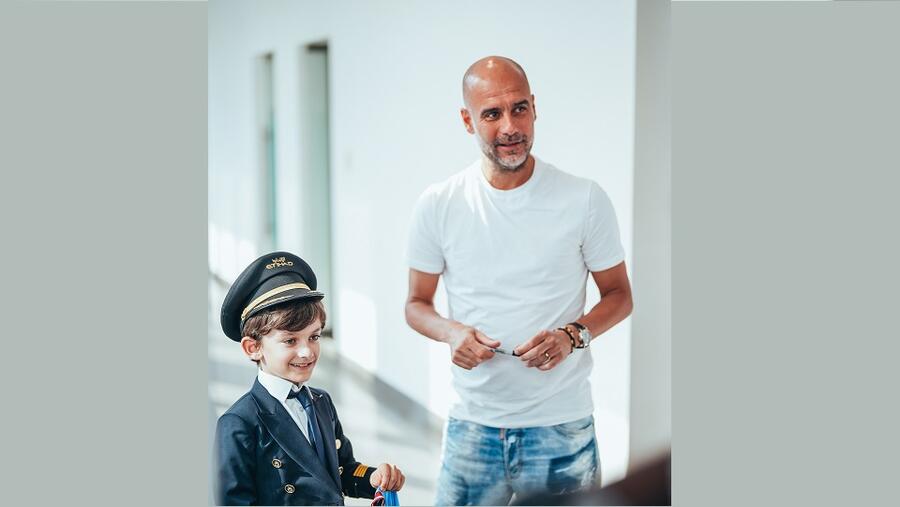 بيب غوارديولا مدرّب فريق مانشستر سيتي لكرة القدم يحتفل باليوم العالمي للطيارين  مع الاتحاد للطيران