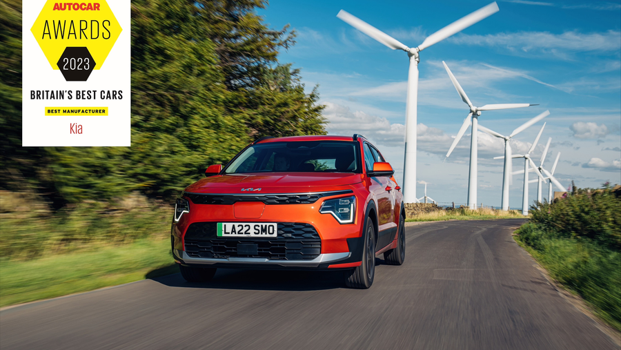 كيا تفوز بلقب "أفضل مصنّع" في حفل توزيع جوائز "أوتوكار" المرموقة لعام 2023