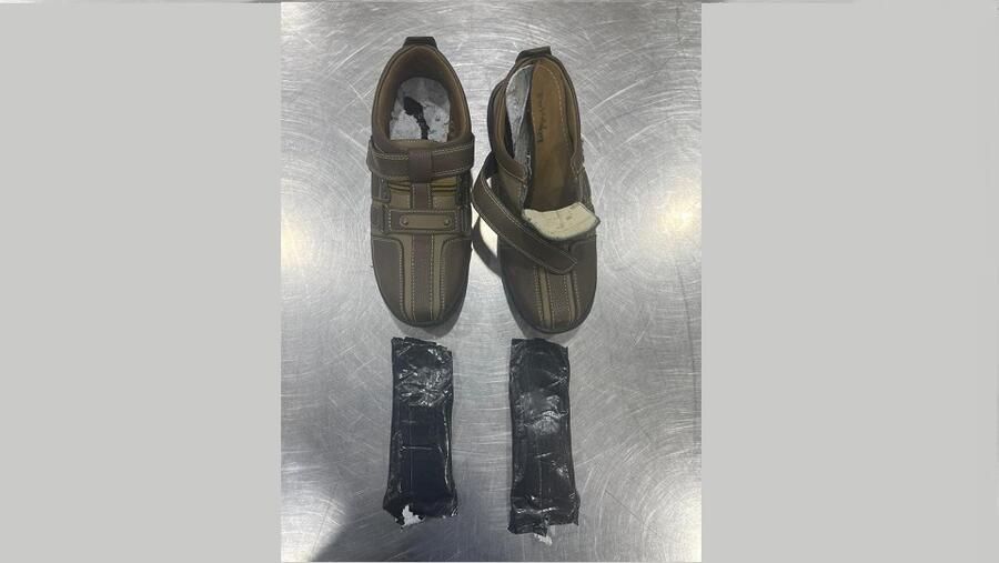 ضبط مسافراً آسيوياً يخفي 880 جراماً من الهيروين النقي