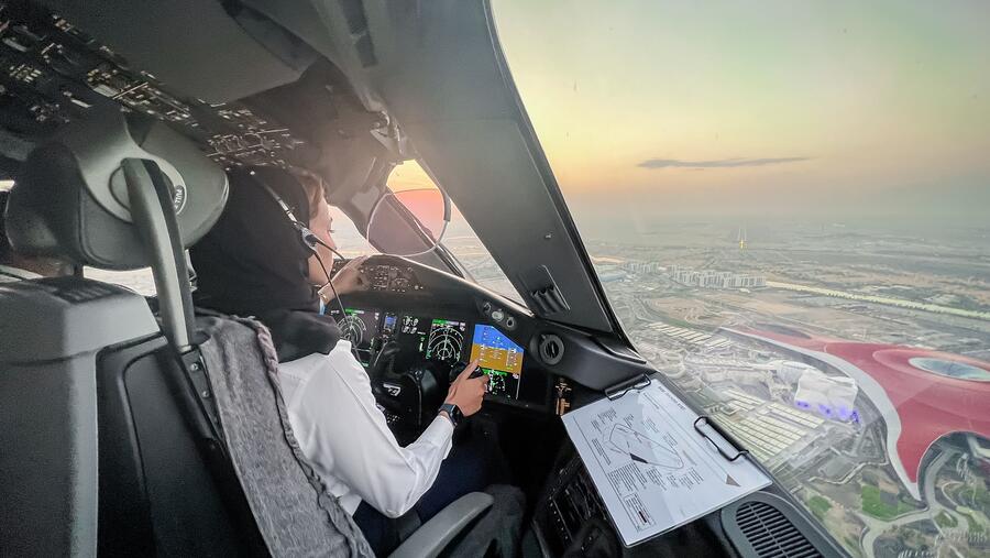 شاهد بالفيديو: إنجاز هام للاتحاد للطيران يحققه برنامجها التدريبي الأول في الشرق الأوسط لمنح رخصة طيار متعدد الطواقم على طائرات بوينغ 787 دريملاينر