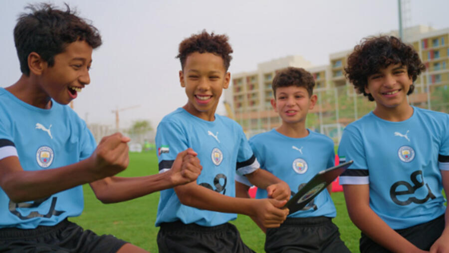 e& ومانشستر سيتي ينظمان مفاجأة من العمر للاعبين الناشئين في برنامج اللاعب الموهوب