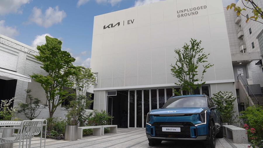 كيا تهدف إلى رسم مسارٍ جديد لعصر المركبات المحددة بالبرمجيات SDV من خلال سيارة الدفع الرباعي الكهربائية المتميزة EV9  