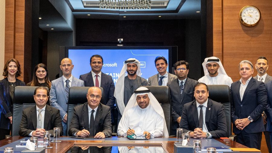 بنك الإمارات دبي الوطني يعزز  مبادرات الابتكار  والاستدامة بالتعاون مع "مايكروسوفت"