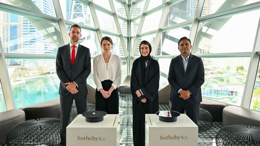 بورصة دبي للماس تستضيف عرضاً استثنائياً من تنظيم دار "سوذبي" للكشف عن أكبر ياقوتة وأكثر ماسة وردية برّاقة في العالم