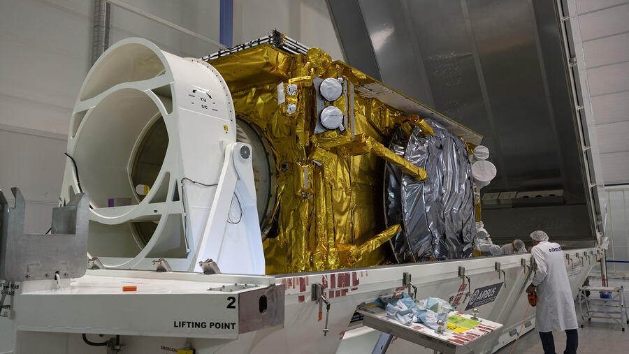 إيرباص تعلن شحن القمر يوروستار نيو عرب سات "بدر – 8" إلى موقع الإطلاق