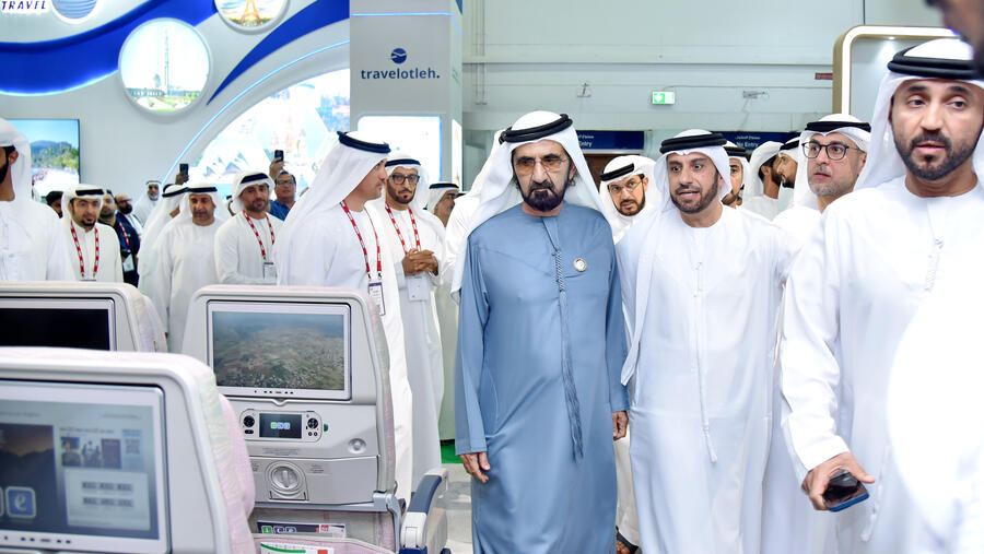 صاحب السمو الشيخ محمد بن راشد يطلع على أحدث منتجات طيران الإمارات