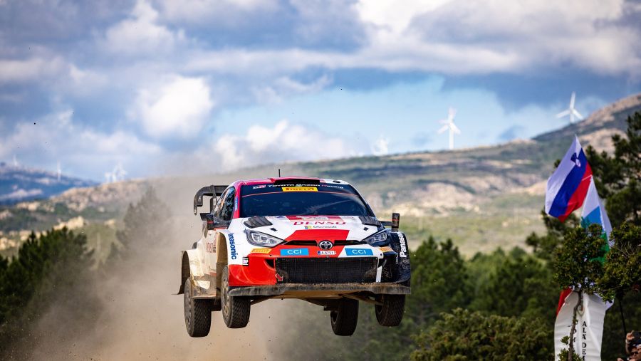 فريق تويوتا جازو للسباقات يعتلي منصة التتويج في رالي إيطاليا سردينيا