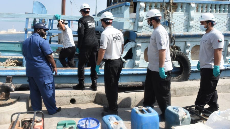 جمارك دبي تُدرب موظفين من شرطة دبي على طرق تفتيش السفن الخشبية