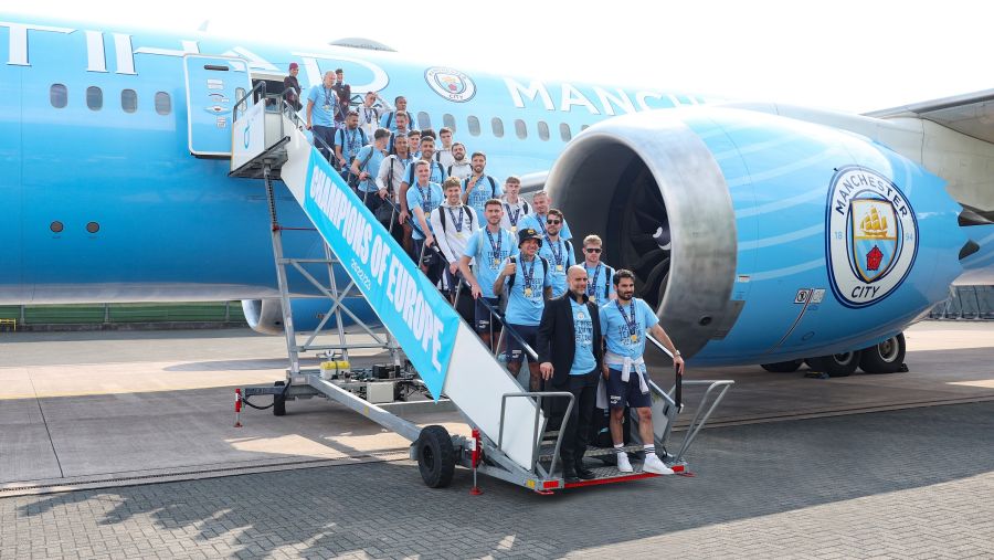 الاتحاد للطيران تحلق بفريق مانشستر على متن طائرة تحمل تصميم طلاء مبتكر للنادي