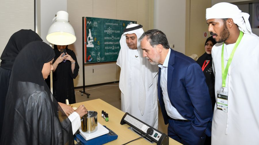  500 طالب وطالبة يشاركون بفعاليات معرض كلية العلوم في جامعة الإمارات