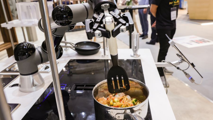 دناتا تعرض روبوت طهي في معرض السفر والتموين العالمي