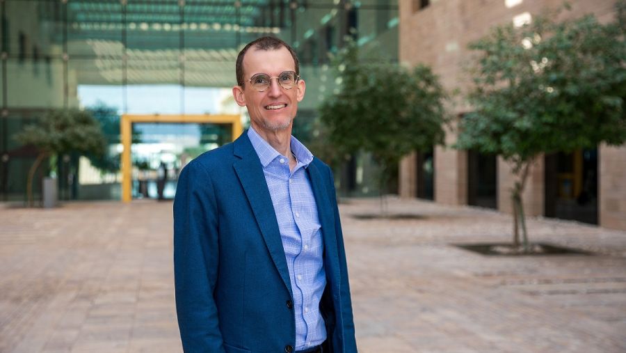 أستاذ بجامعة كارنيجي ميلون في قطر يشارك في تحرير دليل عملي حول الفصول الدراسية متعددة اللغات