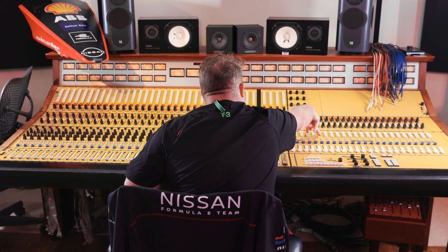 نيسان تتعاون مع المنسق الموسيقي الشهير "إيتس إيفري ثينج" لتأليف مقطوعة موسيقية جديدة بعنوان "FEEEL" لسباقات الفورمولا إي