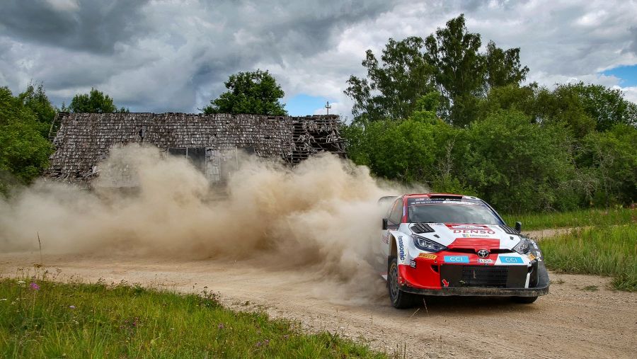 فريق "تويوتا جازو للسباقات" يفوز بالمركز الأول في رالي إستونيا