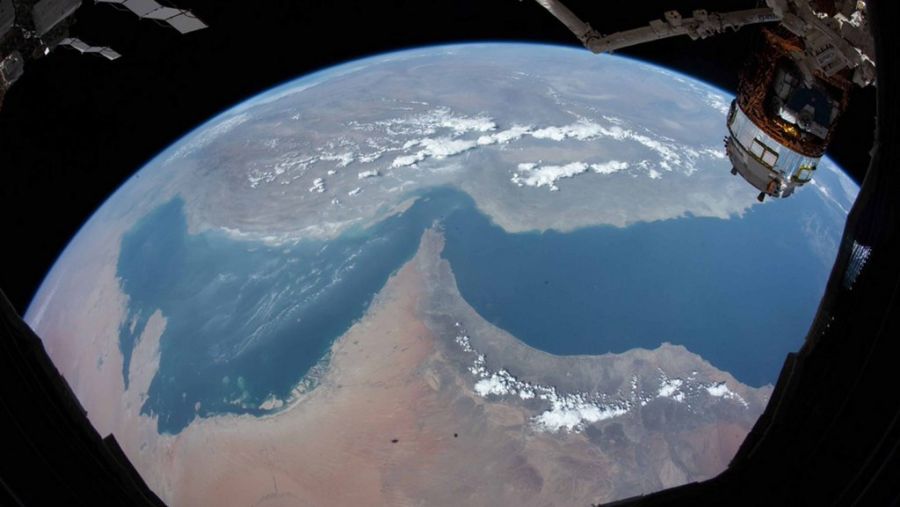 طيران الإمارات تقابل النيادي مباشرةً من المحطة الفضائية