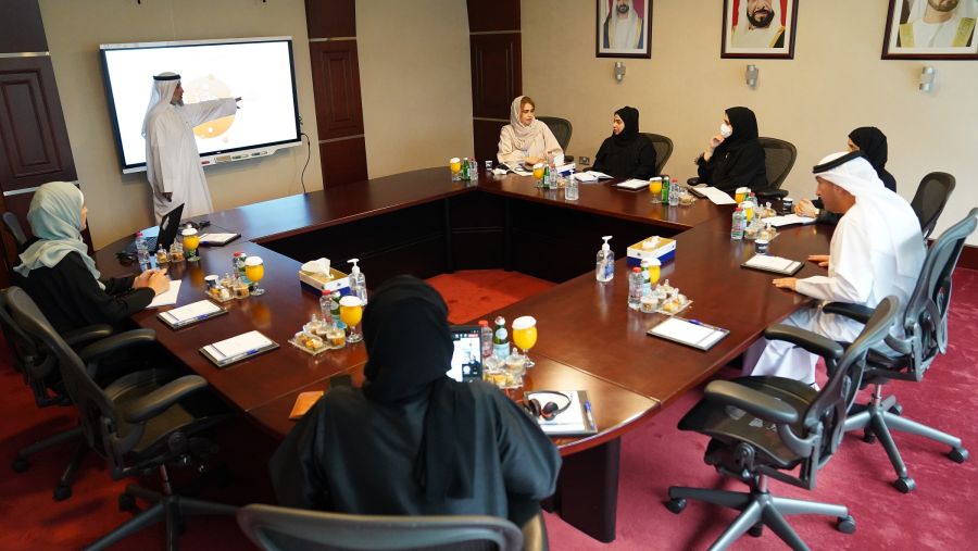 جمارك دبي تدعم نشر ثقافة الريادة بمشاركة تجربتها في التميز مع بلدية العين 