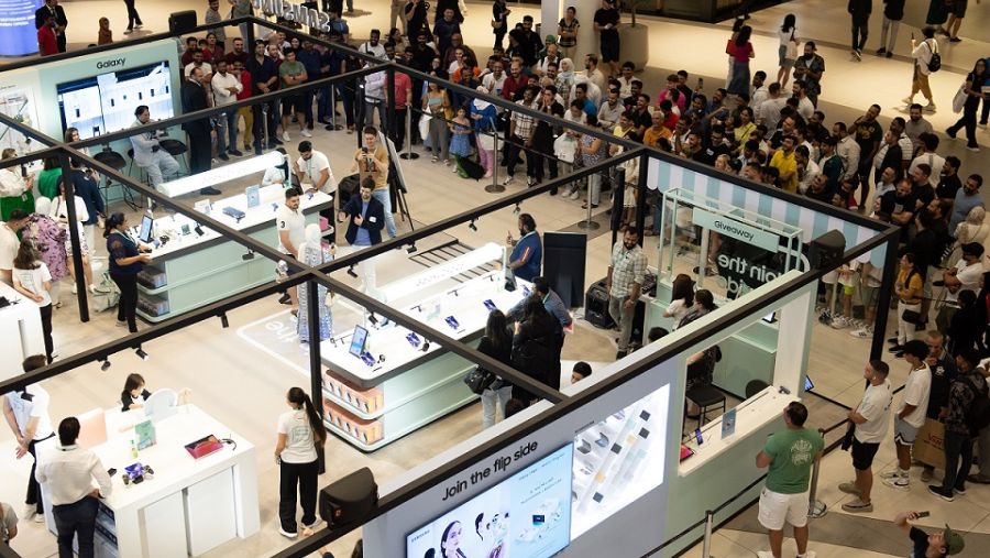 سامسونج تطلق ساعة Galaxy Watch6 Astro Edition وحزمة هدايا حصرية لهواتف Galaxy Z Flip5 من تصميم الفنانة نوري فليحان