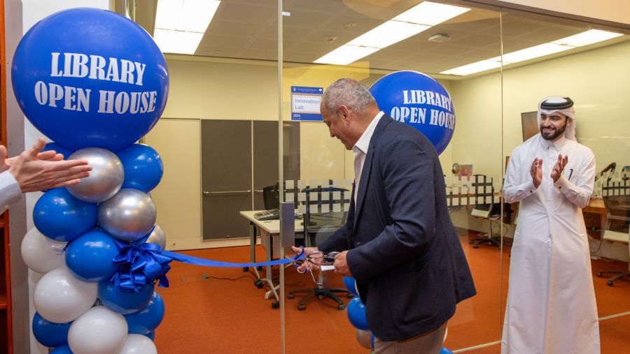 عميد جورجتاون في قطر د. صفوان المصري يقص الشريط في مراسم افتتاح مختبر الابتكار المصمم للمستقبل
