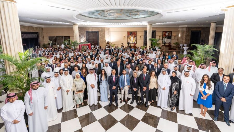 بنك البحرين الوطني يعقد لقاءً مع الموظفين ويخصّ بالتكريم ذوي الخدمة الطويلة