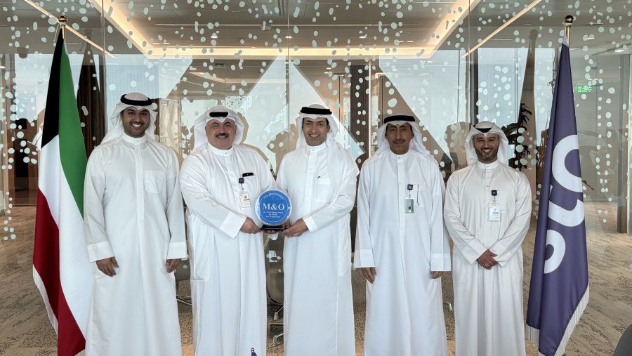 أعلنت شركة الاتصالات الكويتية – stc، الشركة الرقمية الرائدة في مجال تمكين التحول الرقمي في الكويت، عن حصول فريق مركز البيانات التابع لها على شهادة إدارة وتشغيل مركز البيانات " M&O Stamp of Approval "من قبل معهد Uptime العالمي، باعتباره منظمة استشارية تركز على تحسين البنية التحتية الحيوية للأعمال من خلال الابتكار والتعاون وشهادات الأداء المستقلة. وفي بيان لها أشارت stc إلى أن شهادة M&O Stamp of Approval تعكس الجهود الحثيثة التي تبذلها الشركة في سبيل تقديم خدمات استثنائية ومتكاملة لعملائها، حيث أكملت الشركة ع