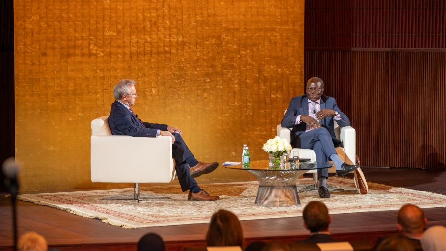 نظمت جامعة جورجتاون في قطر، الجامعة الشريكة لمؤسسة قطر، مؤخرا فعالية بعنوان "من مجموعة العشرين إلى قمة أهداف التنمية المستدامة: أين نقف بشأن العمل اللائق والعدالة الاجتماعية؟" شارك فيها جيلبرت جيلبرت أنغبو، المدير العام لمنظمة العمل الدولية. الذي شدد في حديثه على الأهمية الحيوية لتبني التعددية والتعاون العالمي لخلق عالم أكثر إنصافا وعدلا. بعد مقدمة للدكتور غيرد نونيمان، أستاذ العلاقات الدولية ودراسات الخليج في جامعة جورجتاون في قطر، قدم أنغبو لمحة متعمقة عن التزام منظمة العمل الدولية بتعزيز العدالة الاجتماع