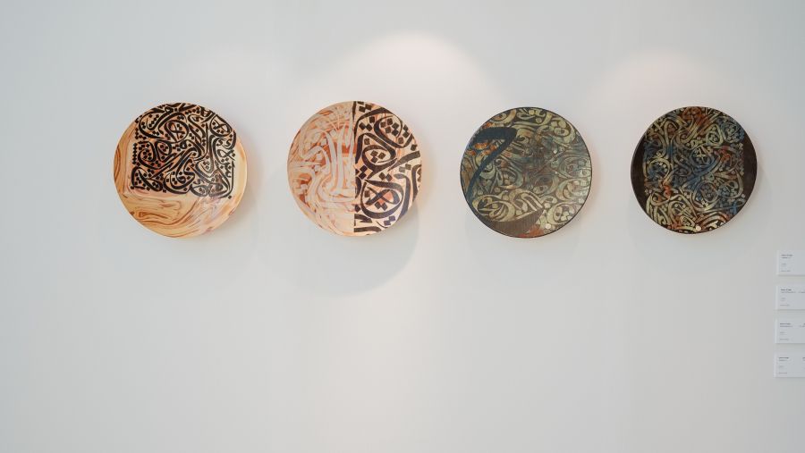 خارج الورق .. أعمال فنية متفردة ومنحوتات تبرز روائع الحروف