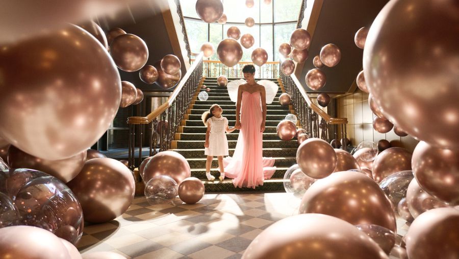 بناء على إقامة حقيقية: فورسيزونز تحتفل بالأعمال المفعمة بالحب ولحظات الرعاية الأصيلة في حملة إبداعية جديدة مستوحاة من الفخامة والمشاعر الصادقة