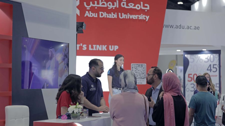 جامعة أبوظبي تطرح أحدث برامجها ومنحها الدراسية في «معرض نجاح أبوظبي 2023»