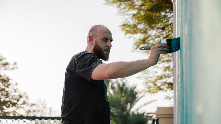 جداريات "بينالي دبي للخط" تزين حدائق دبي العامة