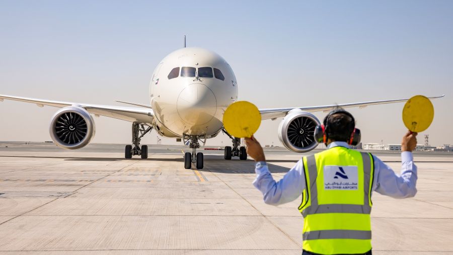 وصول طائرة بوينغ 787-10 دريملاينر الجديدة إلى مطار أبوظبي