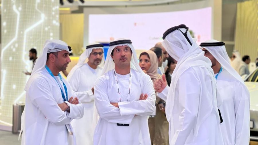 سعادة هلال المري يطّلع على أحدث ابتكارات دو في جيتكس 2023 