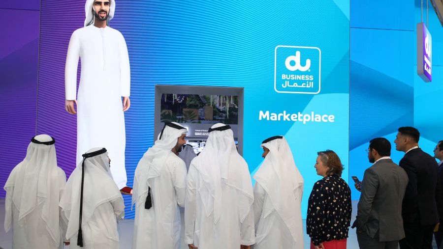 أعلنت دو، التابعة لشركة الإمارات للاتصالات المتكاملة، اليوم عن إطلاق بوابة رقمية هي الأولى من نوعها على مستوى المنطقة، والتي تتيح للعملاء شراء مجموعة واسعة من منتجات وحلول تكنولوجيا المعلومات والاتصالات عبر الإنترنت بغض النظر عن مزود الخدمة الذي يستخدمونه. ويعكس إطلاق السوق الرقمية حرص دو على تسهيل وتمكين وصول العملاء من المؤسسات في القطاعين العام والخاص إلى محفظة متكاملة من أحدث حلول تكنولوجيا المعلومات والاتصالات.  وقال جاسم العوضي، الرئيس التنفيذي لتكنولوجيا المعلومات والاتصالات بالإنابة في دو: "يسرنا إط