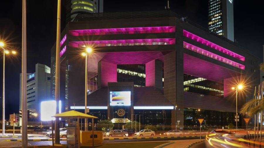 البورصة تكتسي باللون الوردي وتنظم جلسة توعوية بسرطان الثدي في شهر أكتوبر