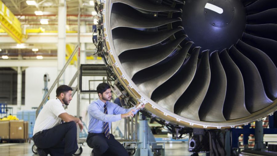 مجموعة الإمارات تدعو المواطنين للالتحاق ببرنامج صيانة الطائرات