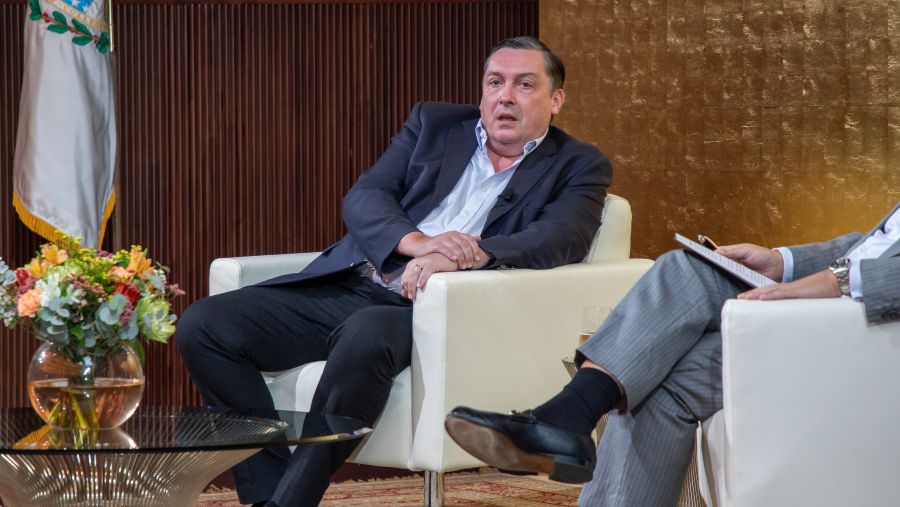 السفير البريطاني يشارك رؤاه العالمية في سلسلة جورجتاون لفعاليات استضافة سفراء 