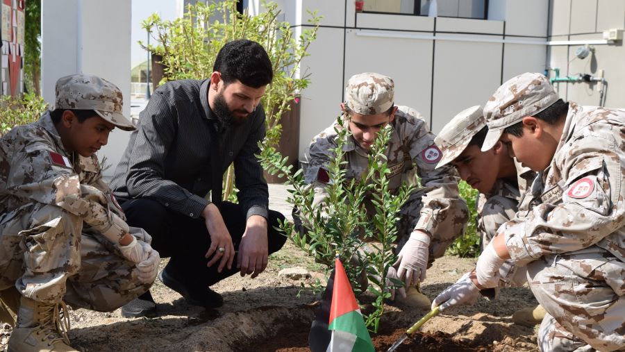 طلاب مؤسسة قطر يغرسون أشجار الزيتون، تضامنًا مع أهالينا في فلسطين